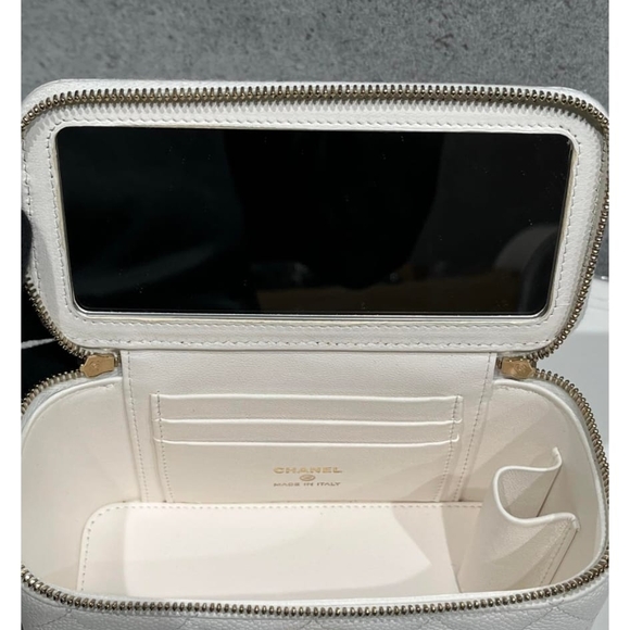 Chanel  Vanity Sweetheart Quilted White Crossbody with Gold Chain - Picture 4 of 4